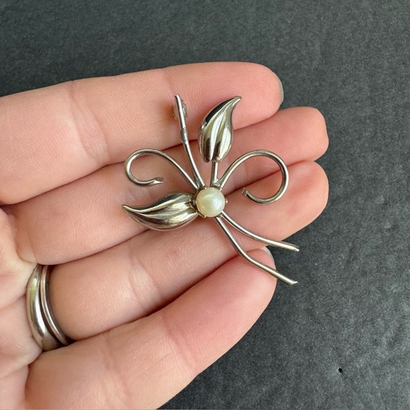 Vintage Pearl Flower Spray Brooch Silver Tone Leaves Dainty Feminine - Picture 2 of 8